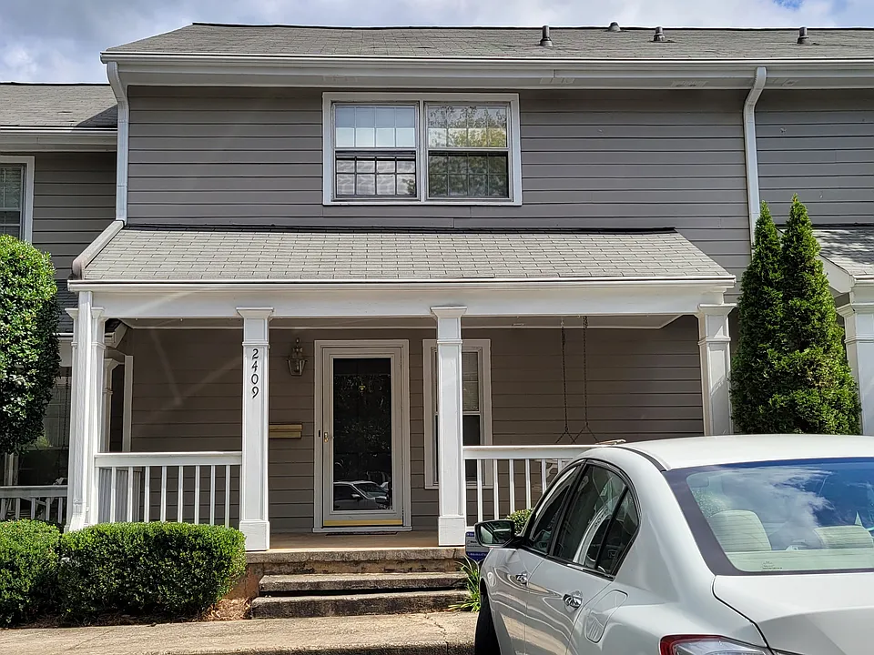 2409 Farmstead Cir SE