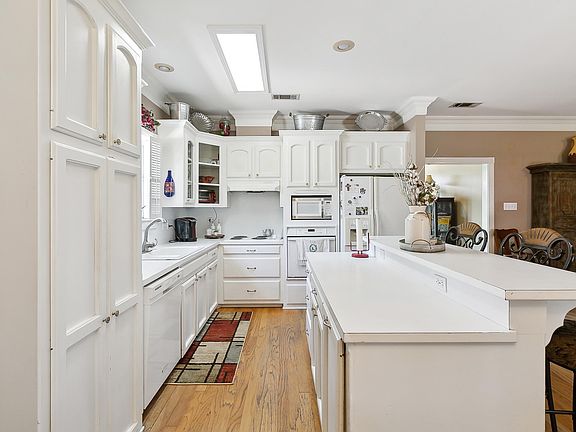 5th image of 3959 Emily Dr