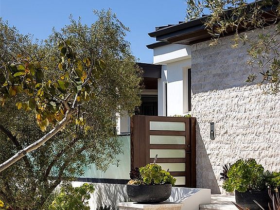 3rd image of 4512 Roxbury Rd