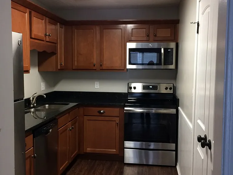 Essex Square Apartments — Photo 50