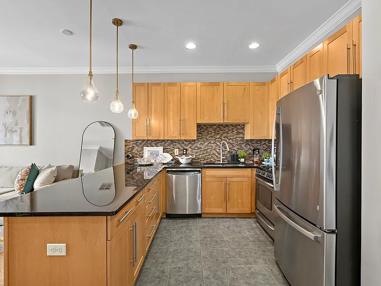 1200 Grand St #423 — Photo 3