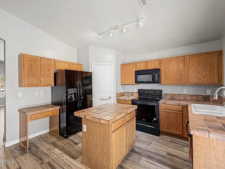 905 E Potter Dr — Photo 21