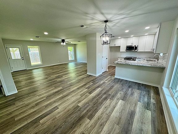 4th image of 232 Park Dr