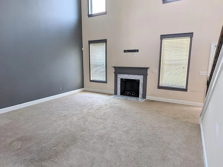 718 Erika Ln — Photo 3