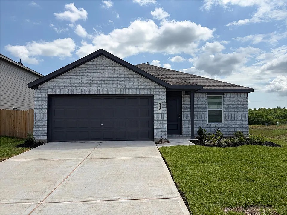 940 Woodhaven Lakes Dr