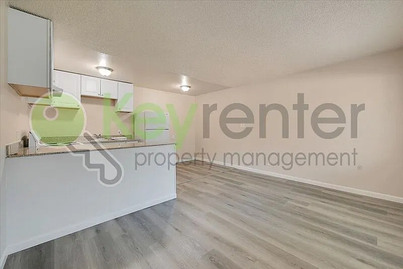 1071 Santiago Ave — Photo 2