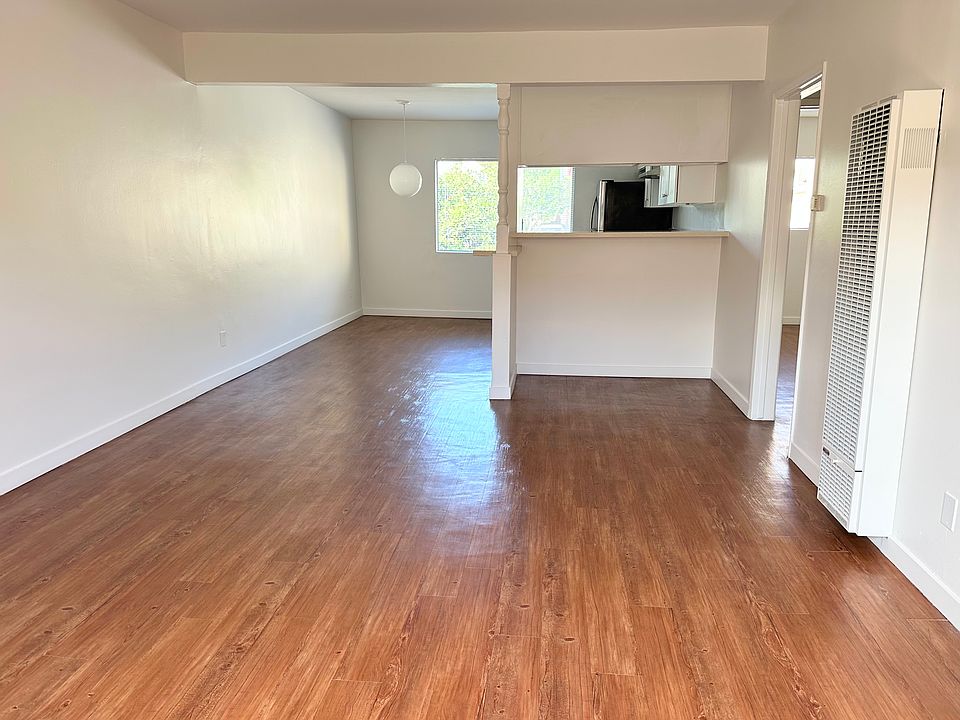 1st image of 963 Edgecliffe Dr #15