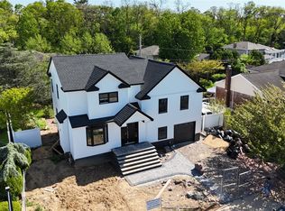 38 Grant St, Farmingdale, NY 11735
