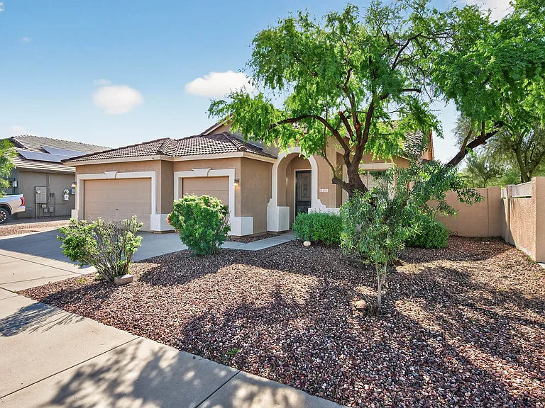 2433 W Ellis St — Photo 2