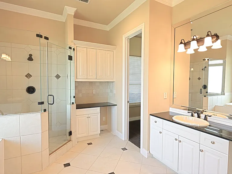 5700 FM 424 — Photo 32