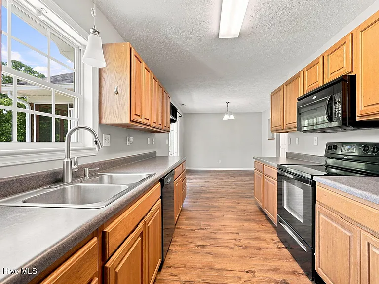 308 Carrie Ct — Photo 9