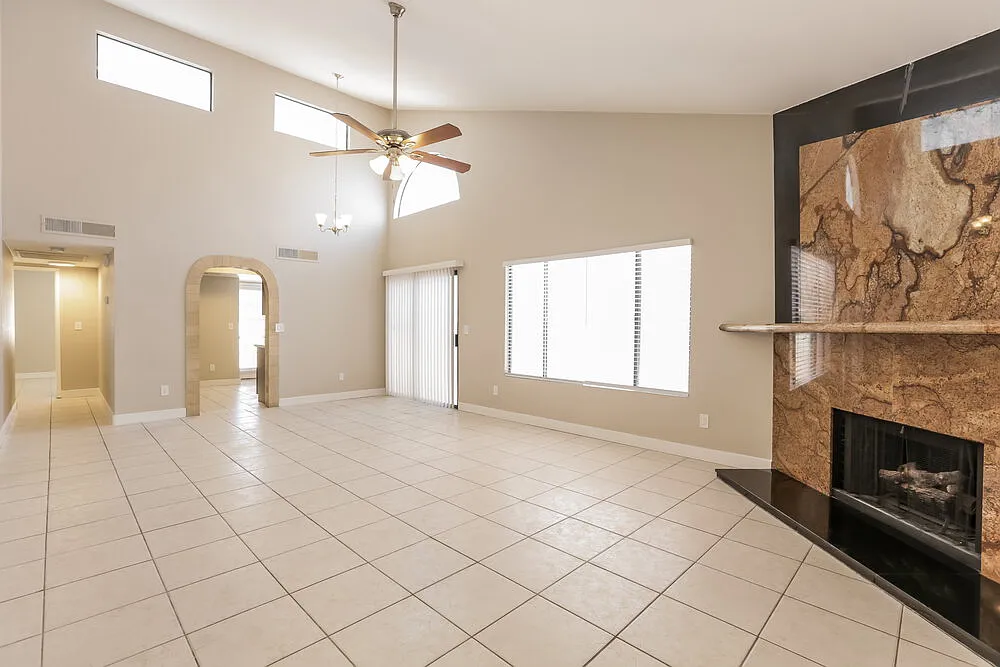 3 bed, 2.0 bath, 1297 sqft, $1,990 — Photo 3