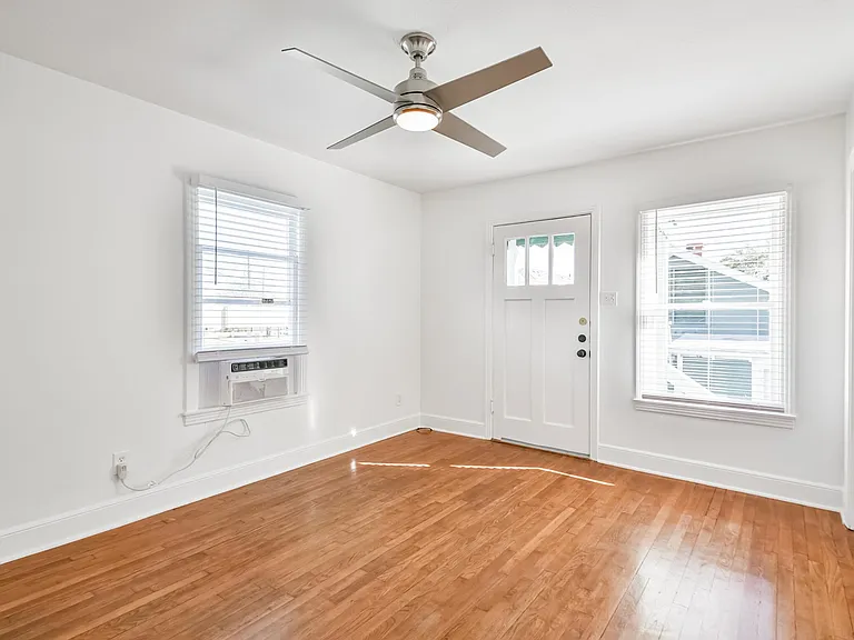 4518 Avenue P — Photo 9