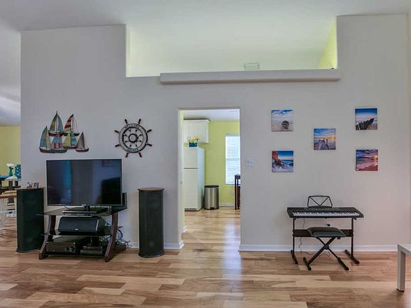 4th image of 1051 Park View Dr