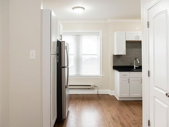 2nd image of 3817-19 N Greenview Ave #3817-1E