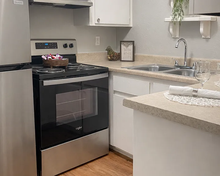 Desert Winds Apartments — Photo 9