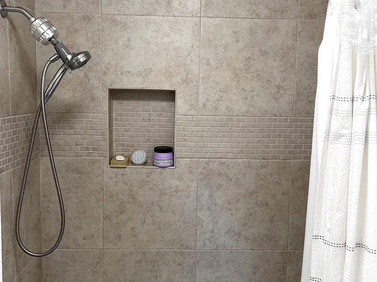 Primary bath with shampoo niche