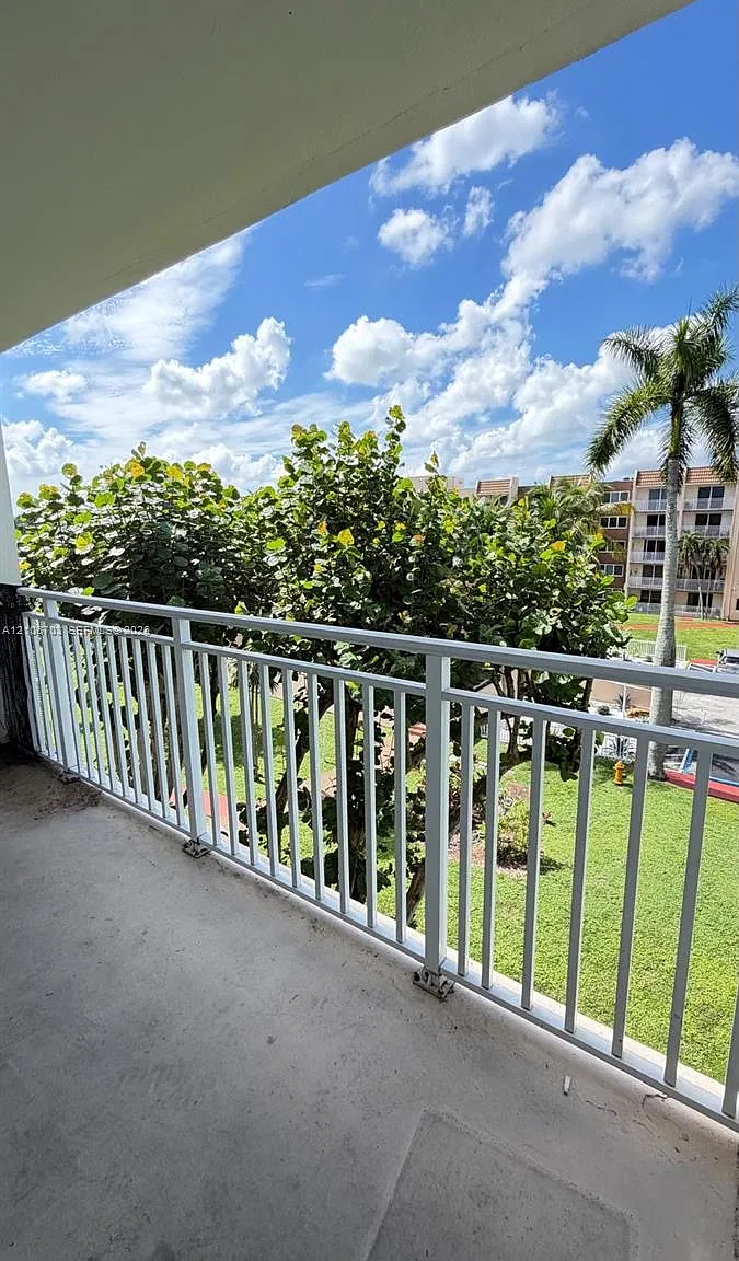 6930 Miami Gardens Dr — Photo 2