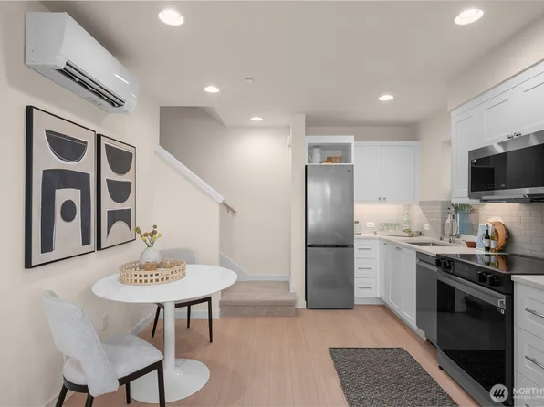 9223 B Densmore Avenue N, Seattle, WA 98103