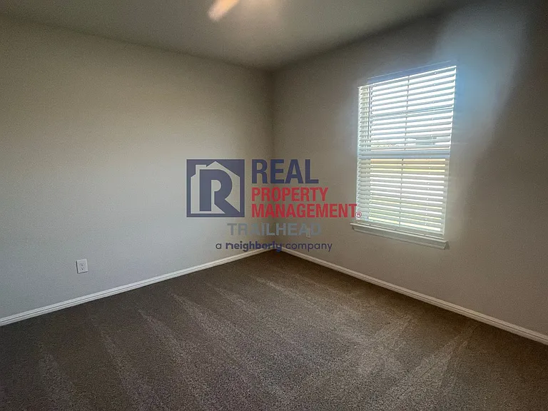 827 Peighton Dr — Photo 15
