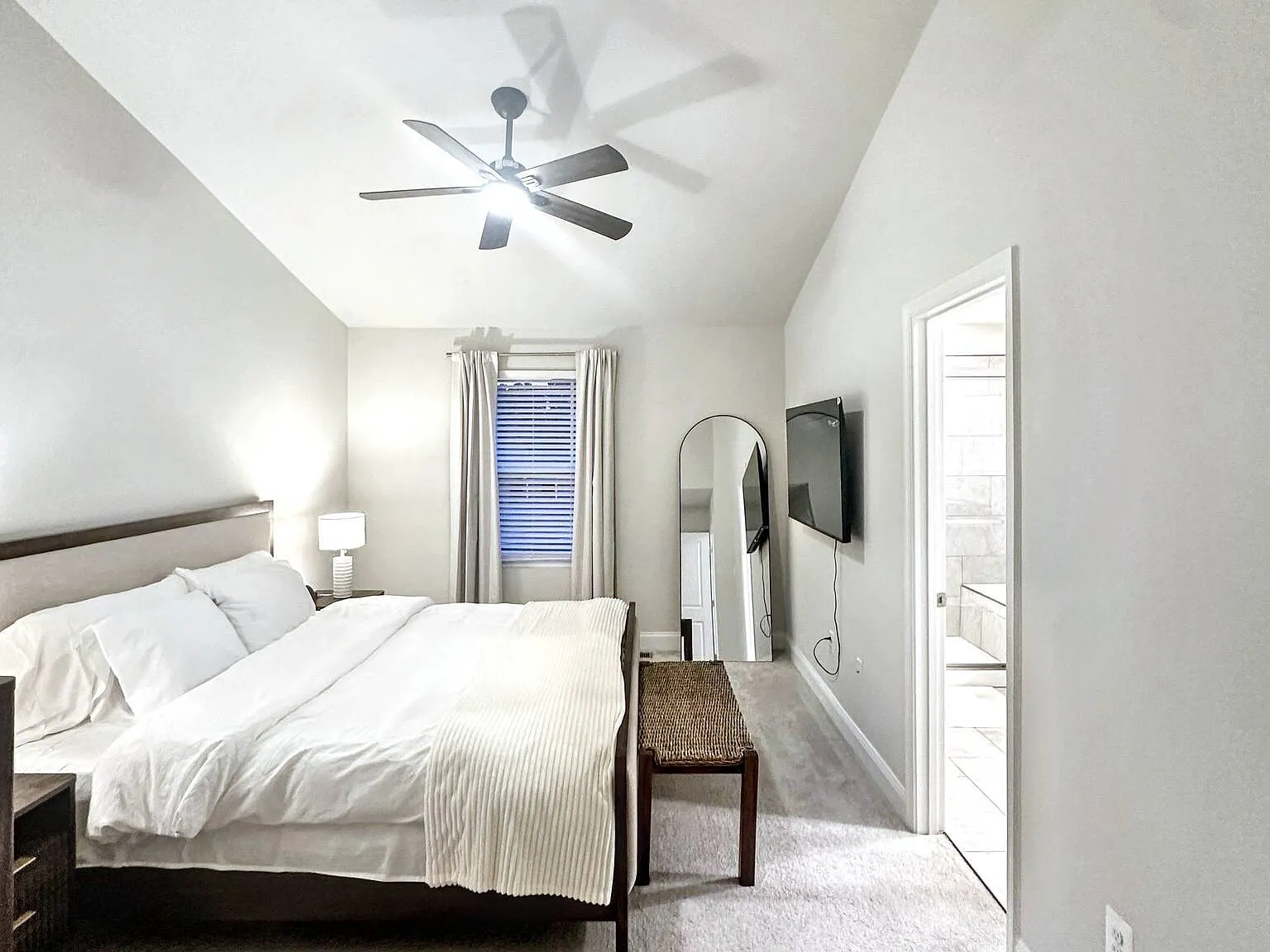 3 bed, 3.5 bath, 1837 sqft, $3,000 — Photo 2