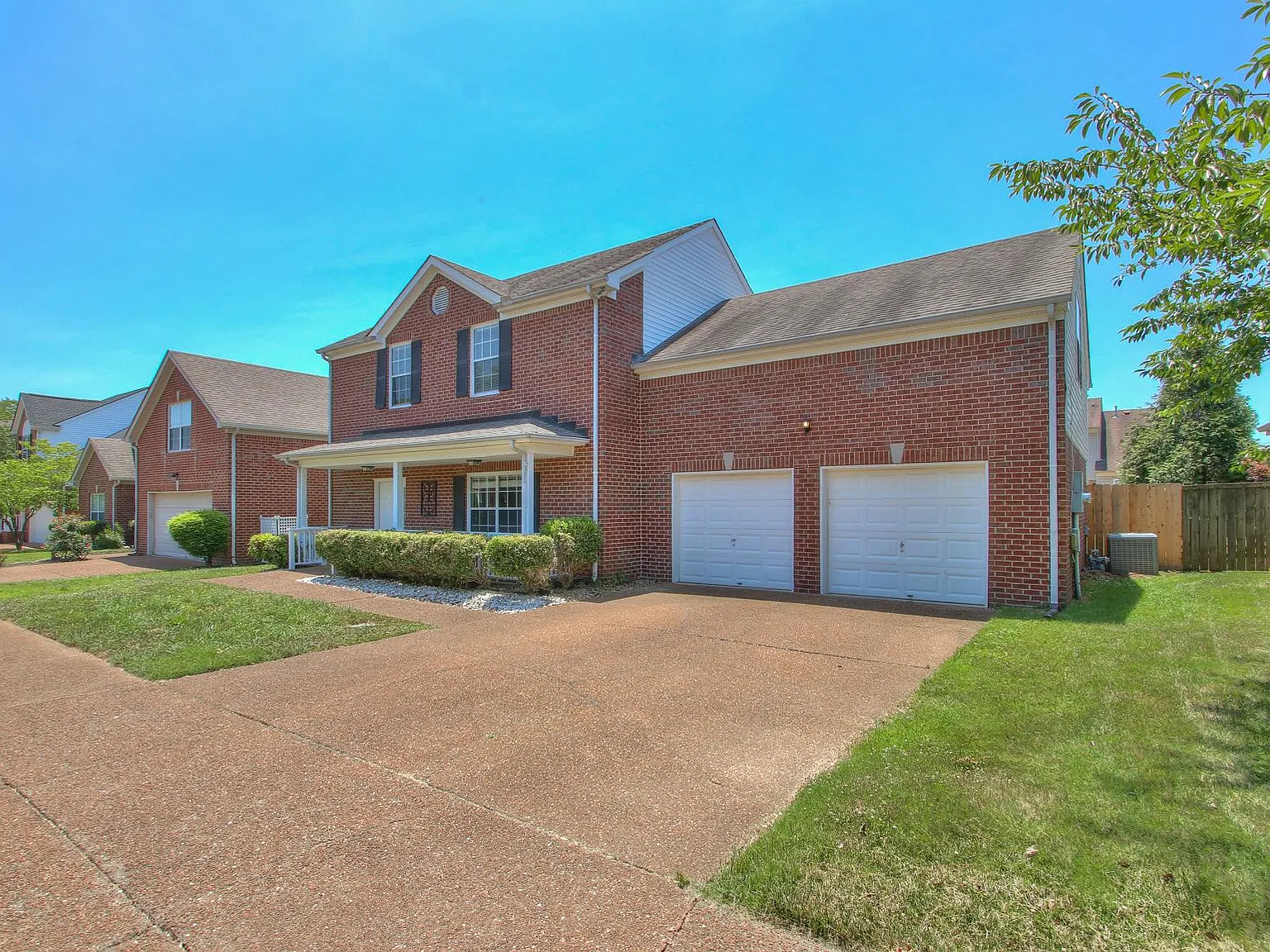 1027 Glastonbury Drive — Photo 3