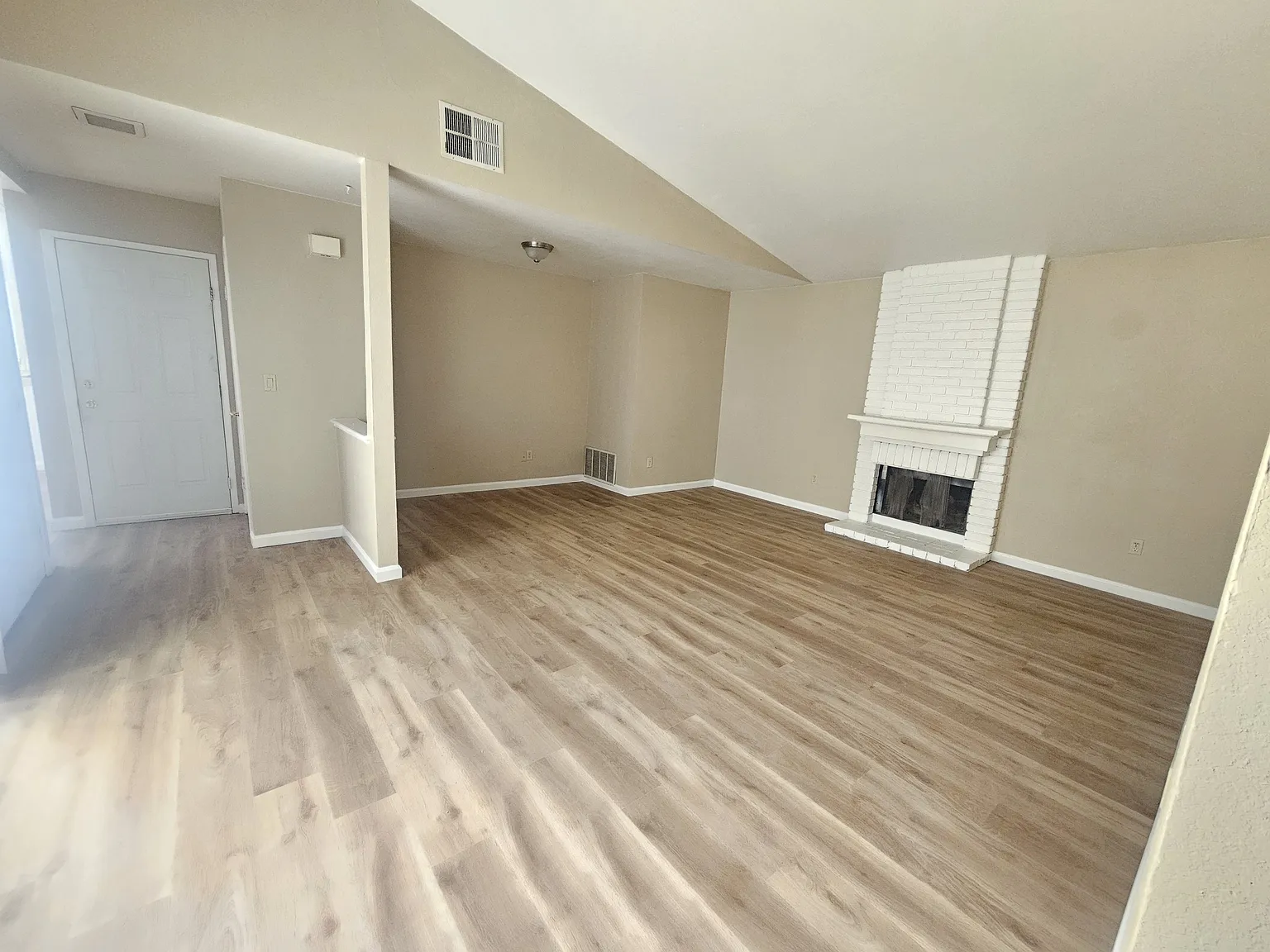 2203 Greenfield Dr — Photo 2