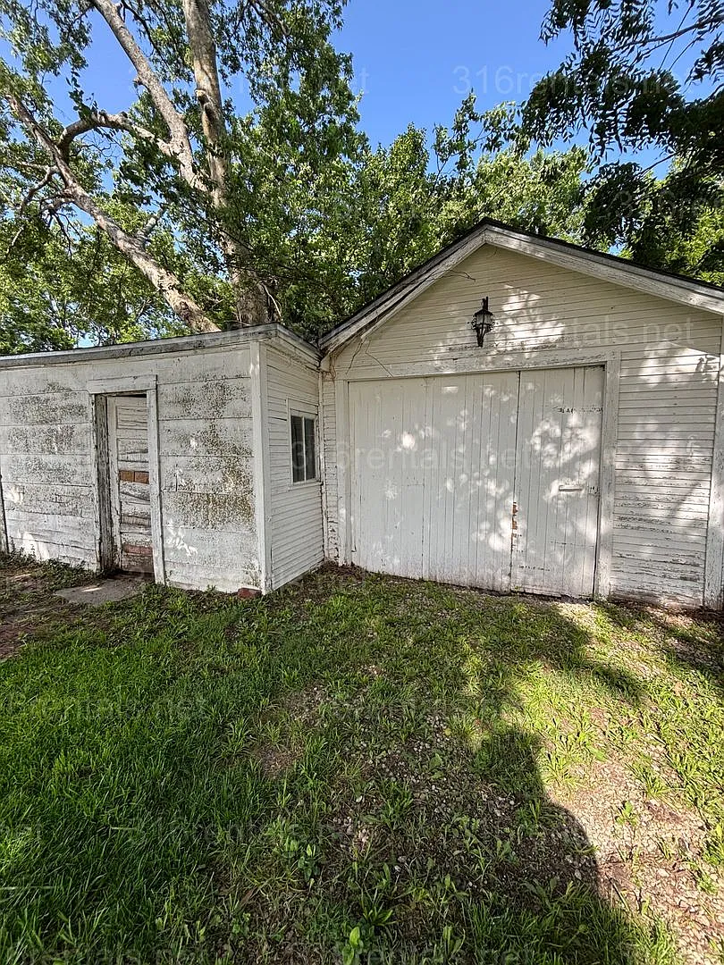 Two bed one bath house available now! — Photo 2