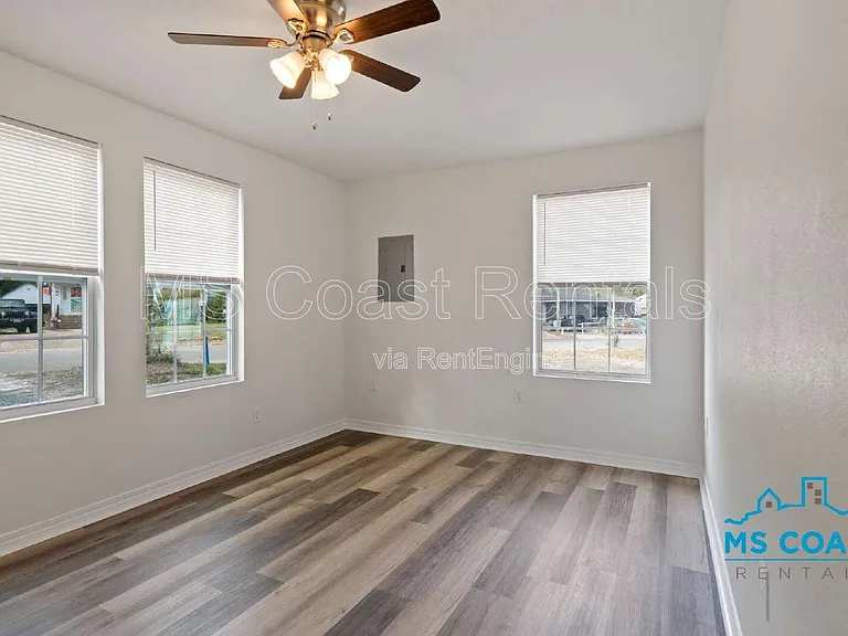 340 Hiller Dr — Photo 19