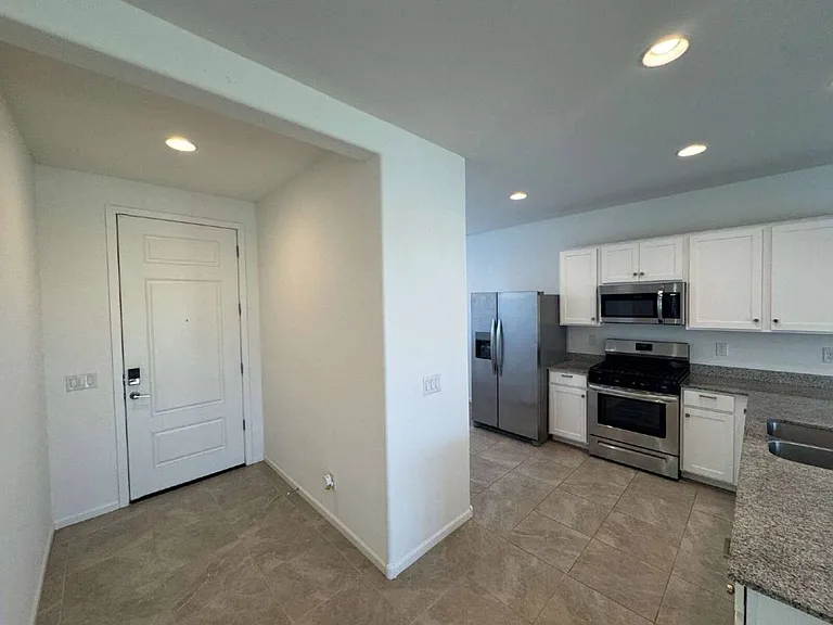 32067 N Wayne Ln — Photo 8