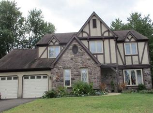 14 Crest Vw, Holland, PA 18966