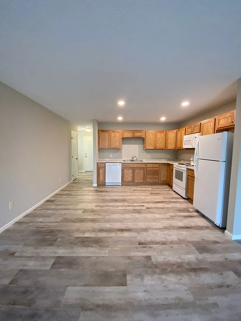 Updated 2 Bedroom Town Home — Photo 2