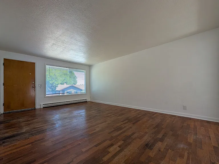 690 E 39th Ave — Photo 4