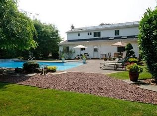 21 Joyce Ln, Woodbury, NY 11797