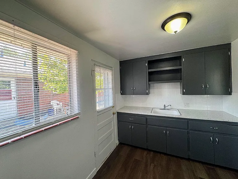 1409 Boston St — Photo 4