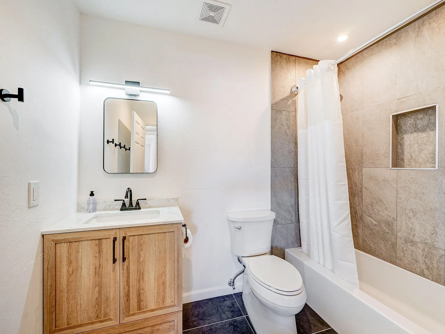 4 bed, 2.0 bath, 1365 sqft, $957 — Photo 4
