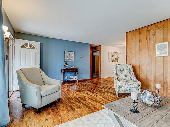 3rd image of 1406 Redbud Ln