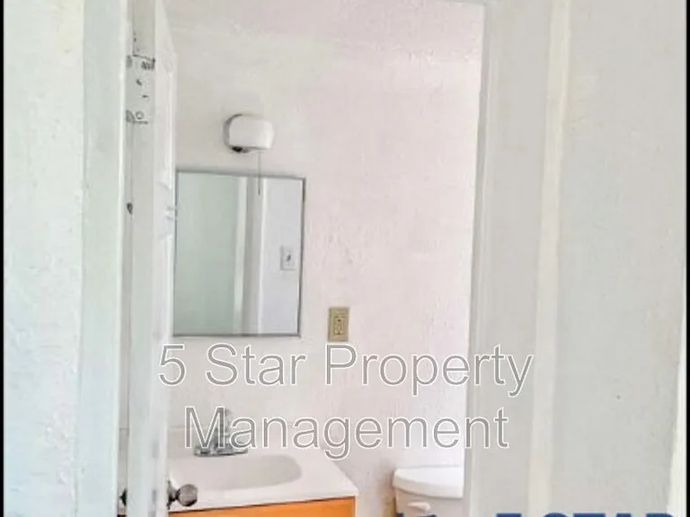 1526 E Yandell Dr #2 — Photo 14