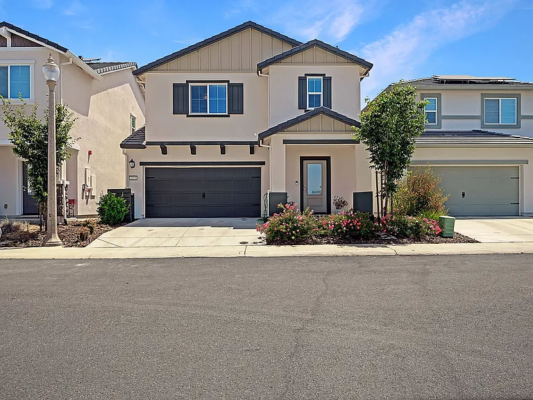 2213 Comstock Ln — Photo 1