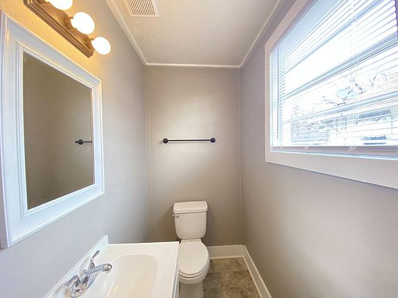 2nd image of 1423 W Long 17th St