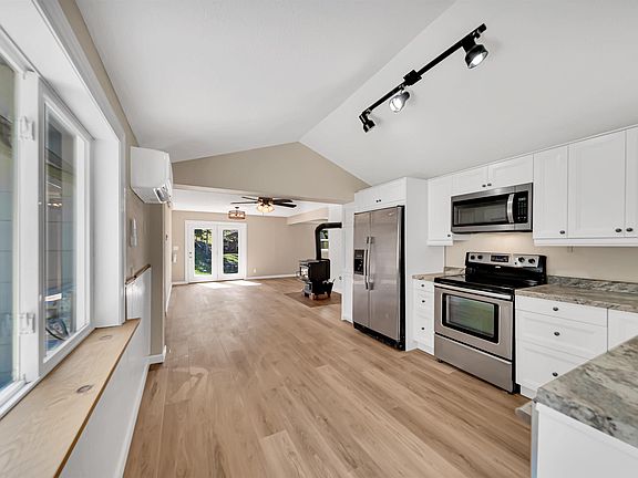 3rd image of 332 Forest St