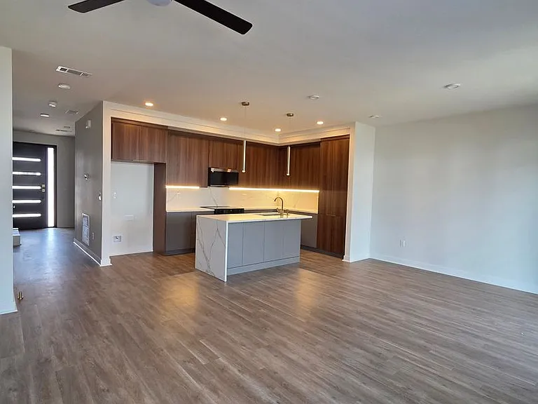 1118 Emilia Ave — Photo 3
