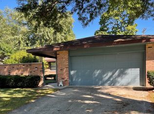 912 Devonshire Dr, Champaign, IL 61821