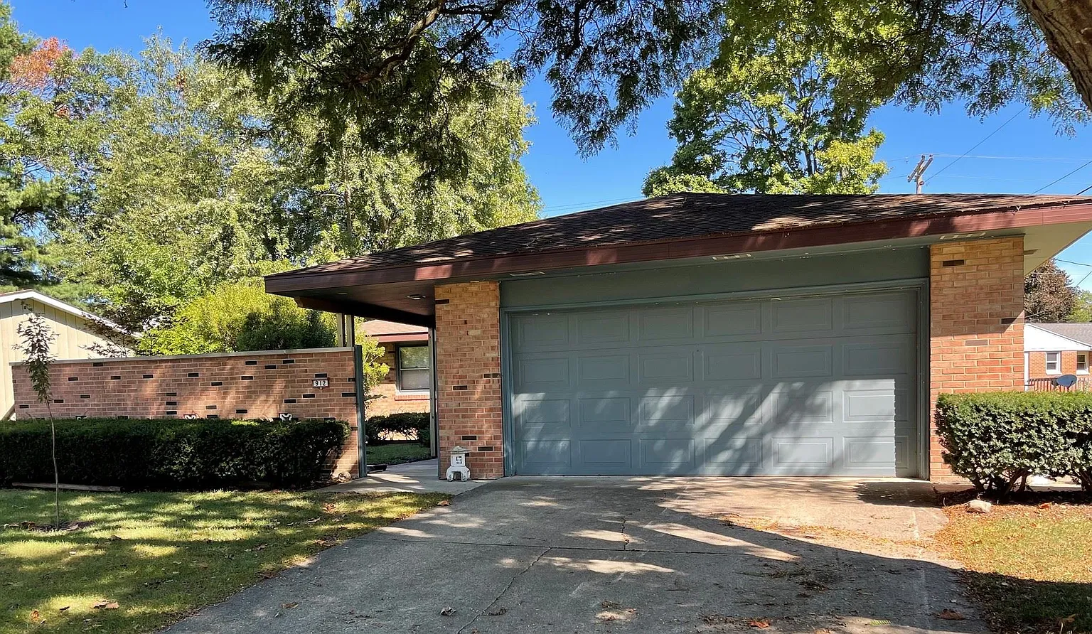 912 Devonshire Dr photo 1