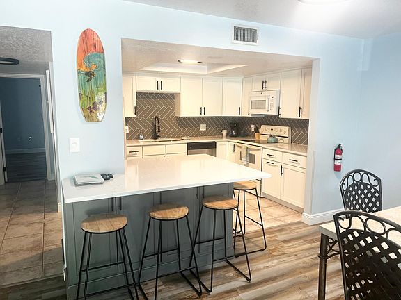 Beautiful Updated Kitchen and Breakfast Bar