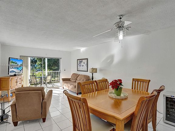 4th image of 1201 S Hillcrest Ct #209