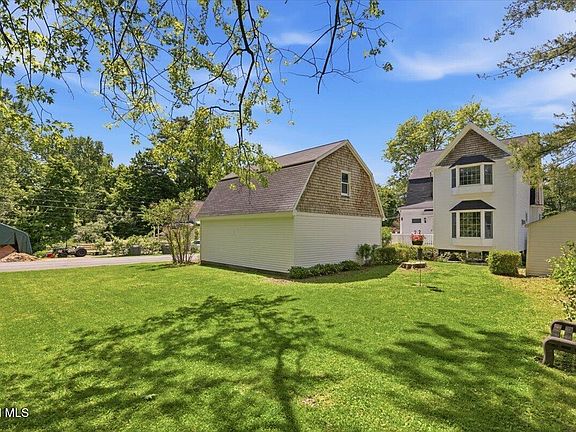 4th image of 963 Riverview Road