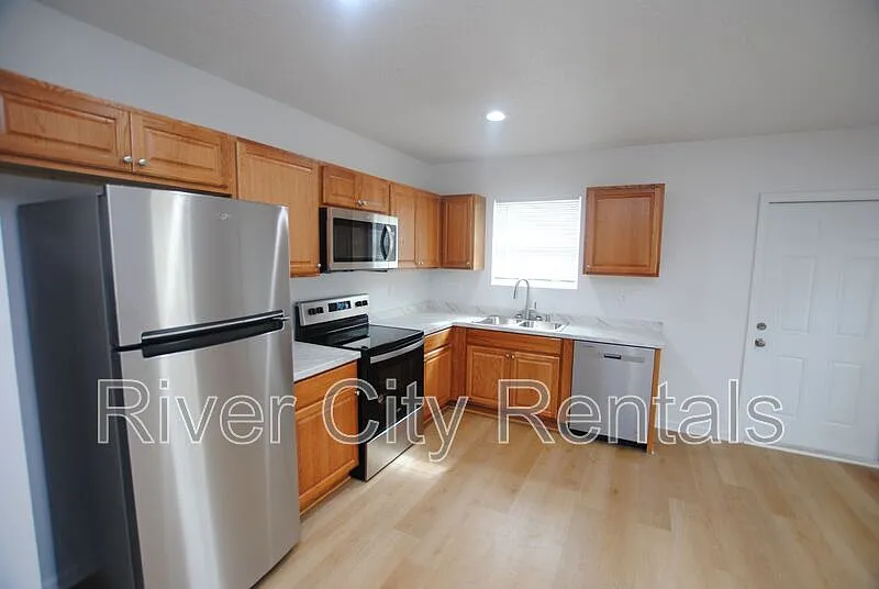 3 bed, 2.0 bath, 1307 sqft, $1,499 — Photo 2