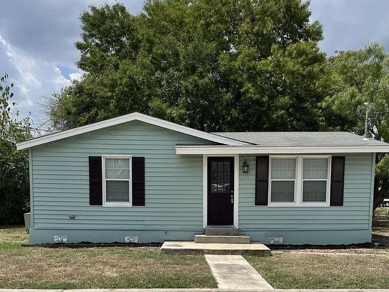 202 W Langley Blvd — Photo 1