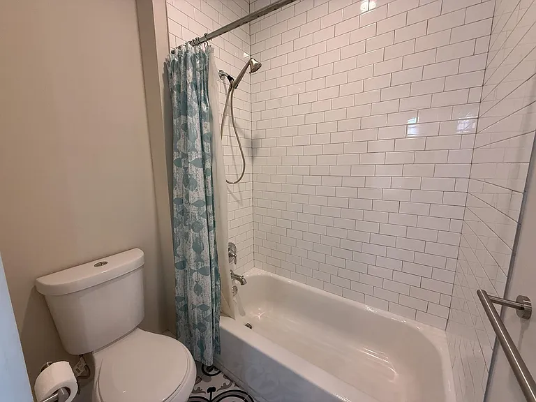 517 W Wright St — Photo 18